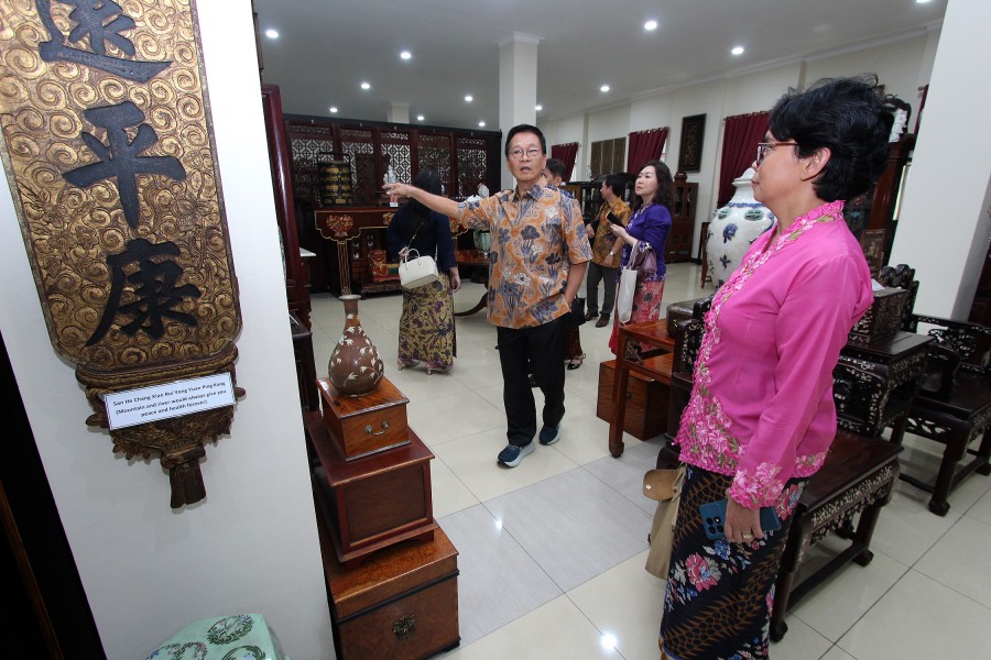 Hartono Sumarsono sedang menemani para anggota Lions Club Jakarta Green Garden District 307 A1 saat berkunjung ke galerinya
