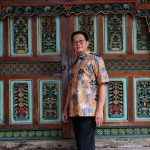 Profil Hartono Sumarsono, pengusaha Kencana Ungu yang lima dekade menekuni batik, mengoleksi batik lawasan, dan menjaga heritage Indonesia.
