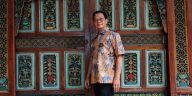 Profil Hartono Sumarsono, pengusaha Kencana Ungu yang lima dekade menekuni batik, mengoleksi batik lawasan, dan menjaga heritage Indonesia.