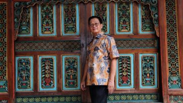 Profil Hartono Sumarsono, pengusaha Kencana Ungu yang lima dekade menekuni batik, mengoleksi batik lawasan, dan menjaga heritage Indonesia.