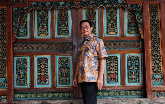 Profil Hartono Sumarsono, pengusaha Kencana Ungu yang lima dekade menekuni batik, mengoleksi batik lawasan, dan menjaga heritage Indonesia.