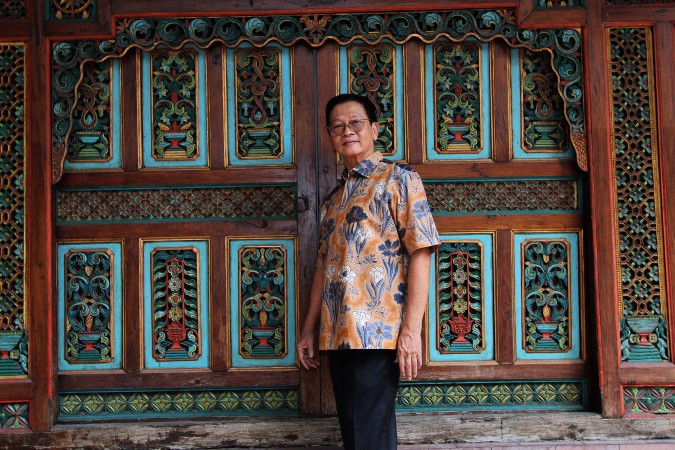 Profil Hartono Sumarsono, pengusaha Kencana Ungu yang lima dekade menekuni batik, mengoleksi batik lawasan, dan menjaga heritage Indonesia.