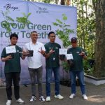 de Braga by ARTOTEL merayakan HUT ke-8 dengan menanam 50 pohon akasia di Tahura Djuanda melalui program Grow Green, Grow Together.
