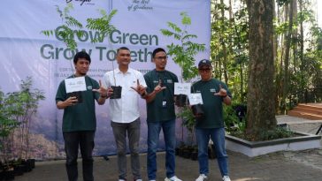 de Braga by ARTOTEL merayakan HUT ke-8 dengan menanam 50 pohon akasia di Tahura Djuanda melalui program Grow Green, Grow Together.