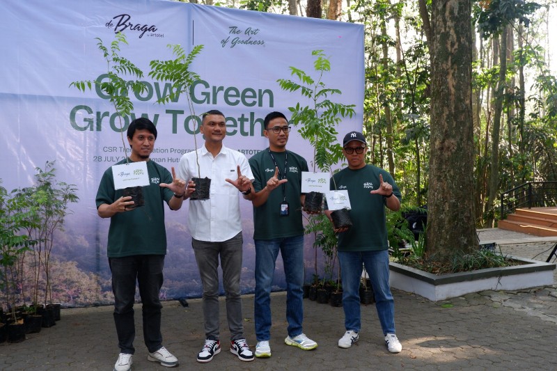 de Braga by ARTOTEL merayakan HUT ke-8 dengan menanam 50 pohon akasia di Tahura Djuanda melalui program Grow Green, Grow Together.