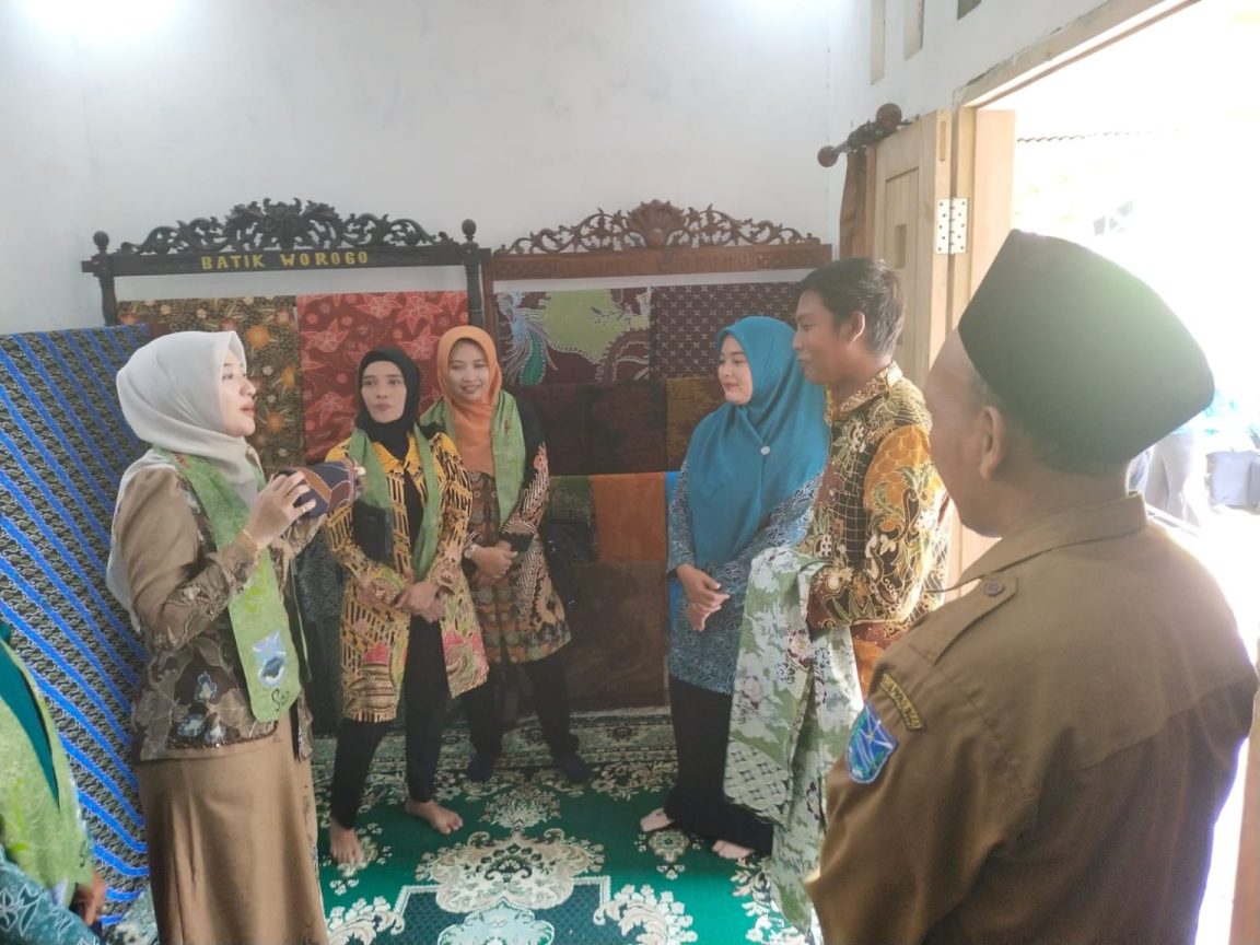 Dekranasda Probolinggo dorong warga bangga memakai Batik Worogo dan mengunjungi sentra perajin untuk memperkuat UMKM lokal. (Foto: Kominfo / Syamsul Akbar)