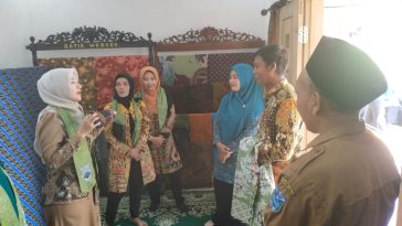 Dekranasda Probolinggo dorong warga bangga memakai Batik Worogo dan mengunjungi sentra perajin untuk memperkuat UMKM lokal. (Foto: Kominfo / Syamsul Akbar)