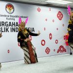 KJRI Kuching menggelar Harmoni Kemerdekaan untuk memperkuat diplomasi budaya Indonesia dengan Malaysia dan Brunei lewat seni dan budaya.