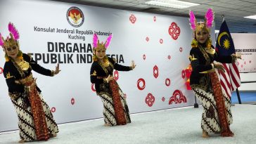 KJRI Kuching menggelar Harmoni Kemerdekaan untuk memperkuat diplomasi budaya Indonesia dengan Malaysia dan Brunei lewat seni dan budaya.