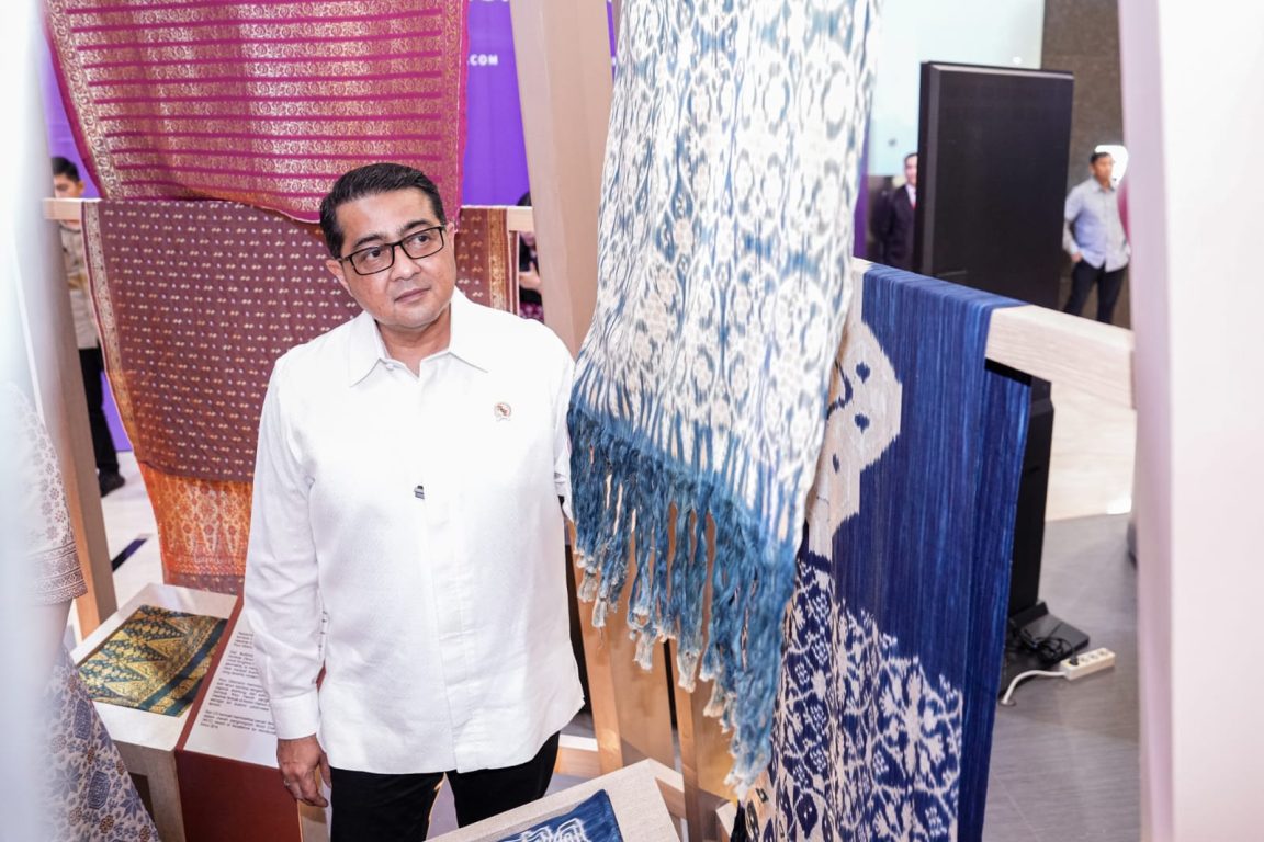 Menteri Ekraf Teuku Riefky membuka Weaving Archipelago di Senayan City, mendorong tenun Nusantara bernilai ekonomi dan mendunia.