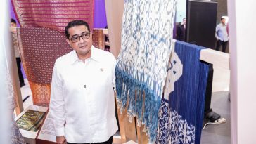 Menteri Ekraf Teuku Riefky membuka Weaving Archipelago di Senayan City, mendorong tenun Nusantara bernilai ekonomi dan mendunia.