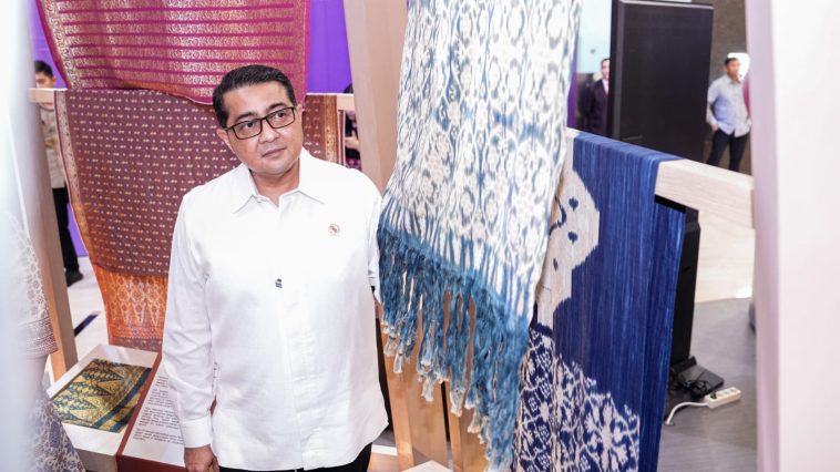 Menteri Ekraf Teuku Riefky membuka Weaving Archipelago di Senayan City, mendorong tenun Nusantara bernilai ekonomi dan mendunia.