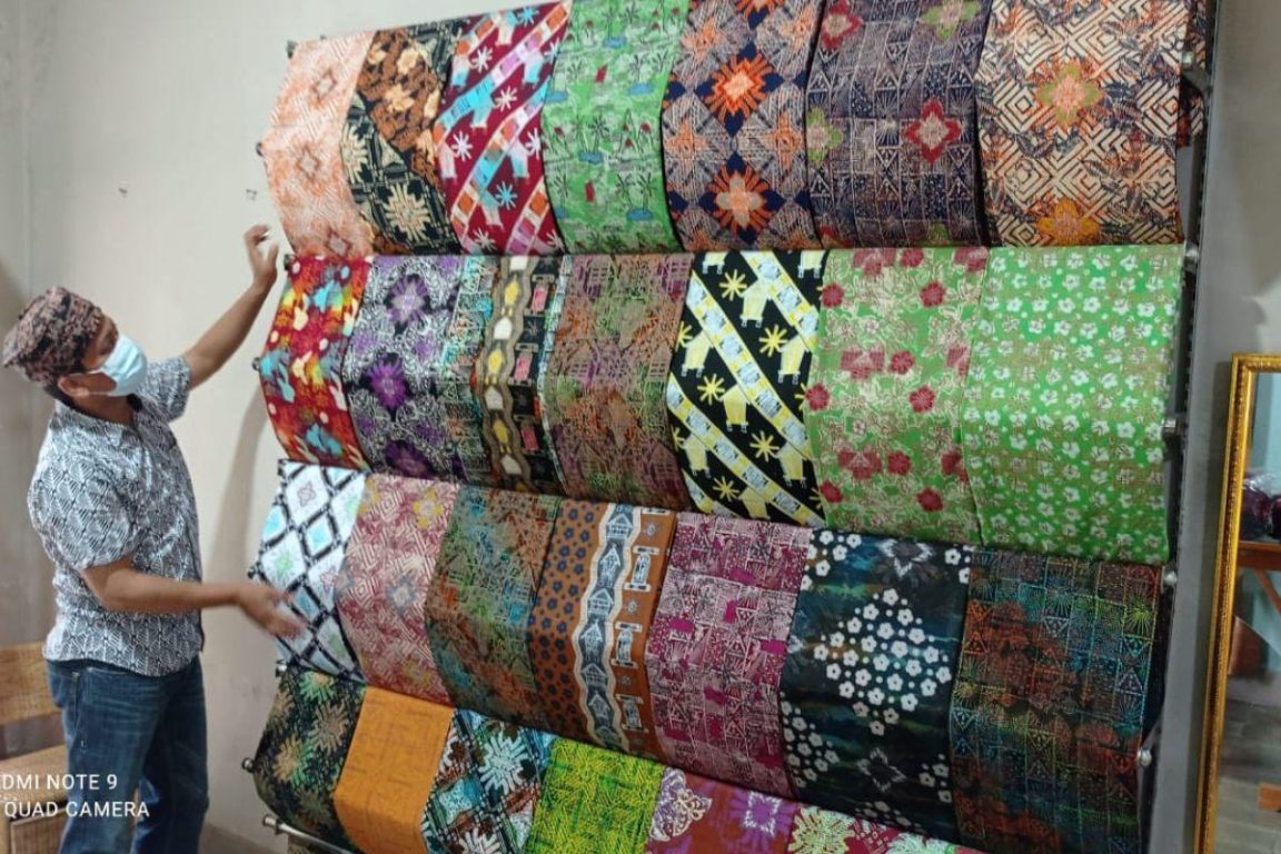 Batik Lebak memiliki 12 motif yang terinspirasi dari potensi alam, budaya, ekonomi rakyat, dan kehidupan masyarakat Kabupaten Lebak.