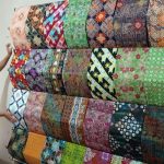 Batik Lebak memiliki 12 motif yang terinspirasi dari potensi alam, budaya, ekonomi rakyat, dan kehidupan masyarakat Kabupaten Lebak.