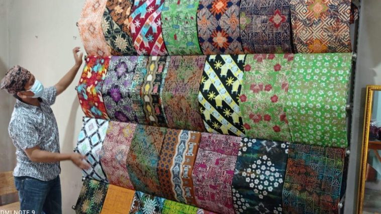 Batik Lebak memiliki 12 motif yang terinspirasi dari potensi alam, budaya, ekonomi rakyat, dan kehidupan masyarakat Kabupaten Lebak.