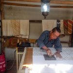 Batik cap modular dengan inspirasi Kampung Naga diterapkan pada kain panjang dan scarf sebagai produk tekstil kontemporer.