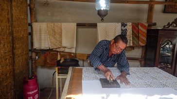Batik cap modular dengan inspirasi Kampung Naga diterapkan pada kain panjang dan scarf sebagai produk tekstil kontemporer.