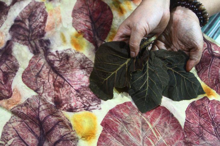 Batik ecoprint menggunakan warna tumbuhan dan buah Keben sebagai alternatif dalam penciptaan karya tekstil berbasis bahan alam.