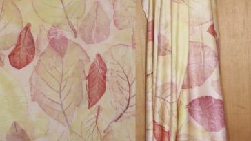 Eksperimen batik ecoprint menghasilkan scarf dan stola melalui proses batik lebih dulu, lalu ecoprint menggunakan daun dan bahan alam.