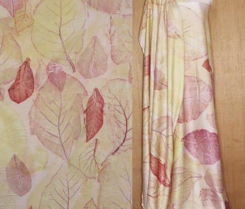 Eksperimen batik ecoprint menghasilkan scarf dan stola melalui proses batik lebih dulu, lalu ecoprint menggunakan daun dan bahan alam.