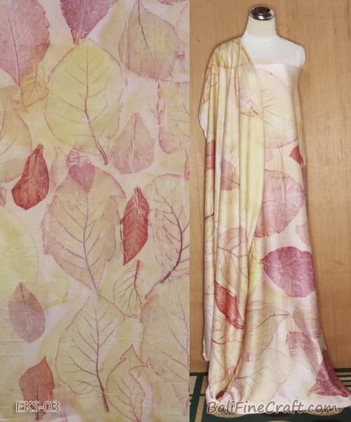 Eksperimen batik ecoprint menghasilkan scarf dan stola melalui proses batik lebih dulu, lalu ecoprint menggunakan daun dan bahan alam.