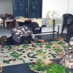 Batik ecoprint dikembangkan melalui perpaduan teknik batik dan cetak tumbuhan dengan pewarna alami untuk menghasilkan karya tekstil inovatif.
