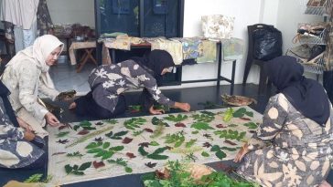 Batik ecoprint dikembangkan melalui perpaduan teknik batik dan cetak tumbuhan dengan pewarna alami untuk menghasilkan karya tekstil inovatif.