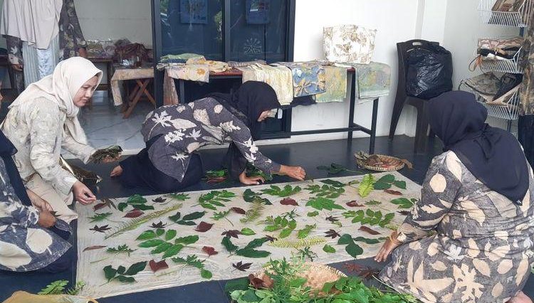 Batik ecoprint dikembangkan melalui perpaduan teknik batik dan cetak tumbuhan dengan pewarna alami untuk menghasilkan karya tekstil inovatif.