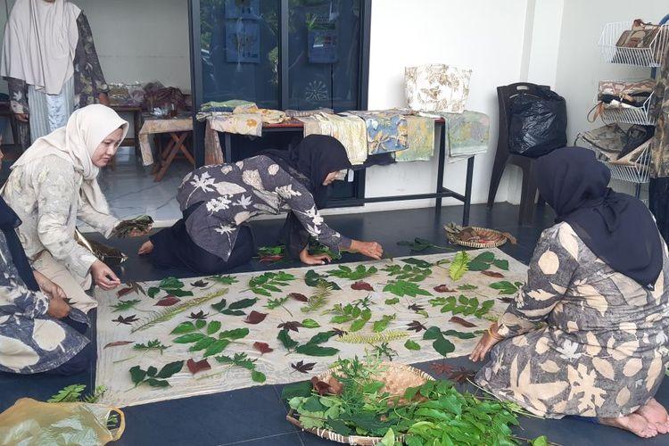 Batik ecoprint dikembangkan melalui perpaduan teknik batik dan cetak tumbuhan dengan pewarna alami untuk menghasilkan karya tekstil inovatif.