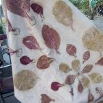 Eksperimen batik ecoprint menemukan daun jati, lanang, dan sukun menghasilkan cetakan paling jelas pada kain sutra.