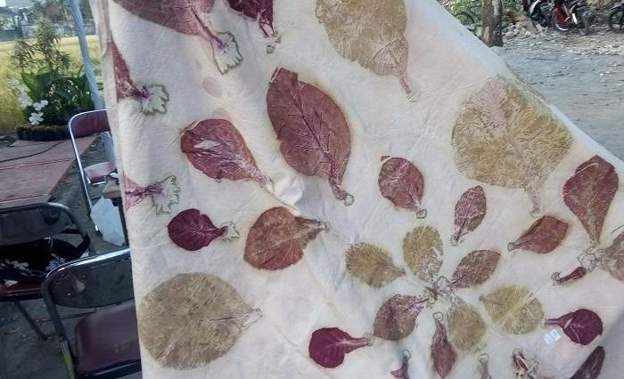 Eksperimen batik ecoprint menemukan daun jati, lanang, dan sukun menghasilkan cetakan paling jelas pada kain sutra.