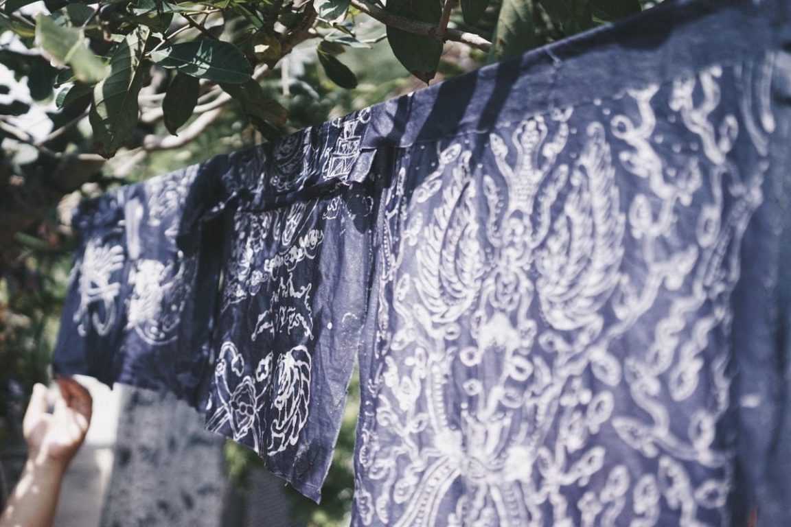Batik indigo dari Indigofera tinctoria menghasilkan warna biru alami dengan ketahanan luntur baik menggunakan gula aren dan tetes tebu.