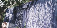 Batik indigo dari Indigofera tinctoria menghasilkan warna biru alami dengan ketahanan luntur baik menggunakan gula aren dan tetes tebu.