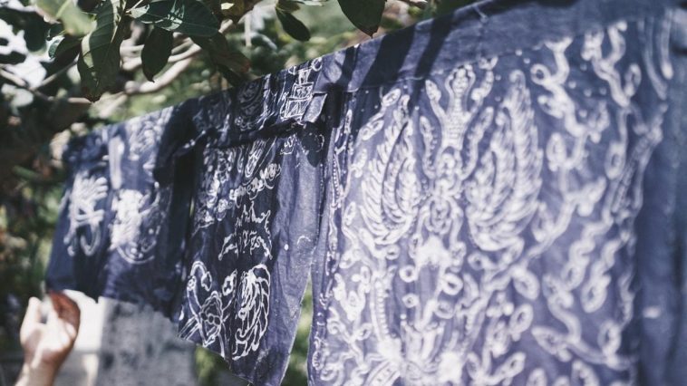 Batik indigo dari Indigofera tinctoria menghasilkan warna biru alami dengan ketahanan luntur baik menggunakan gula aren dan tetes tebu.