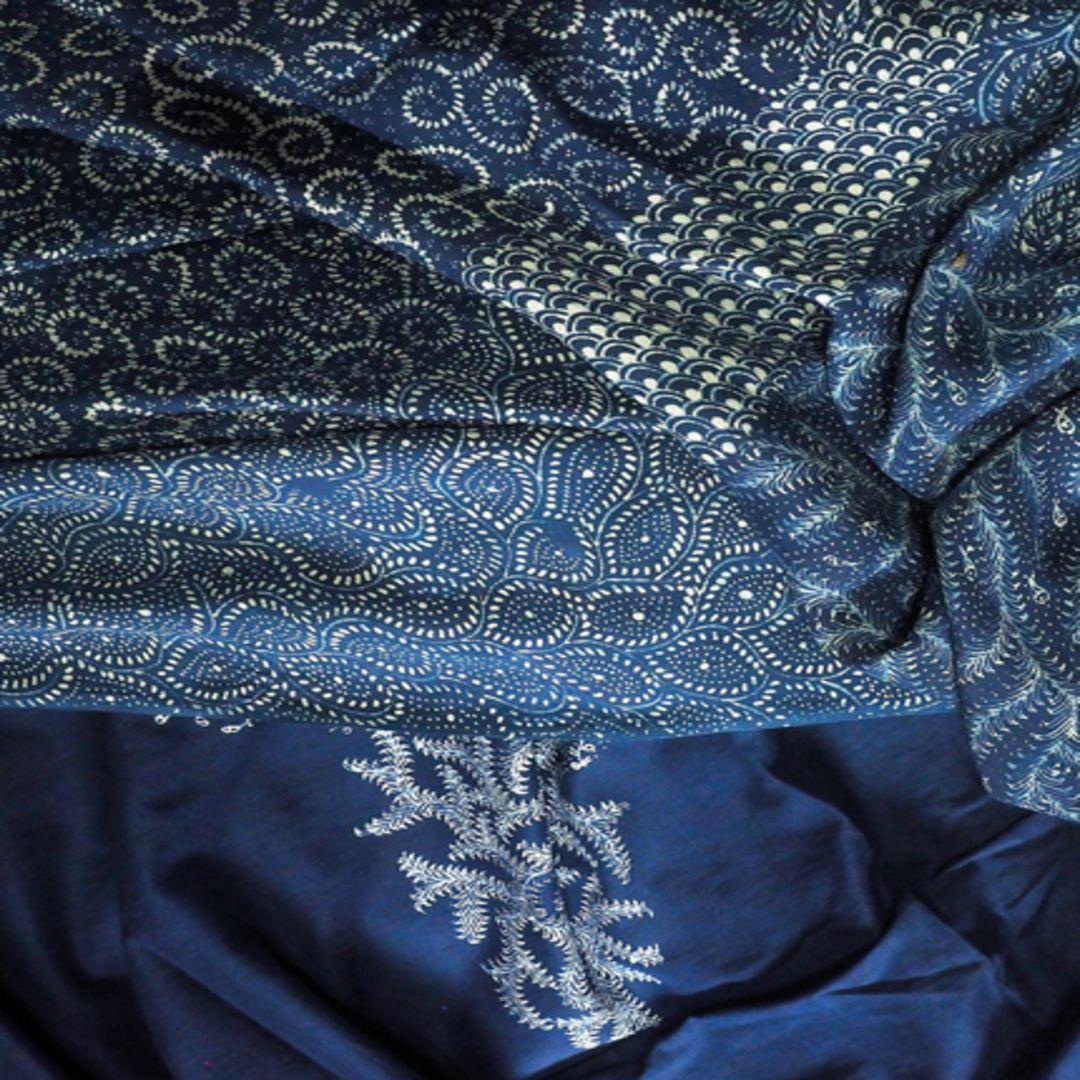 Teknik batik indigo menggunakan daun Indigofera tinctoria melalui fermentasi, reduksi, pencelupan dan pelorodan untuk menghasilkan warna biru.