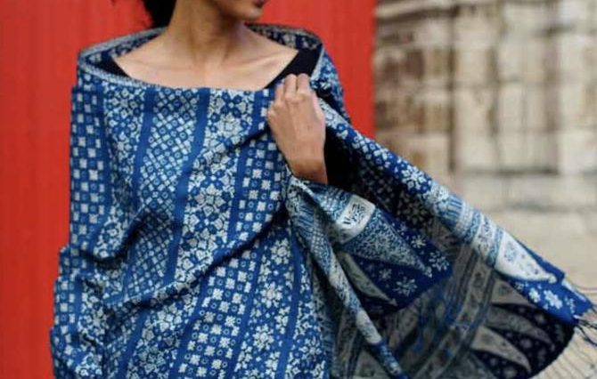 Batik sutra bisa diwarnai dengan Indigofera tinctoria. Warna biru dan ketahanan lunturnya baik terhadap pencucian dan sinar.