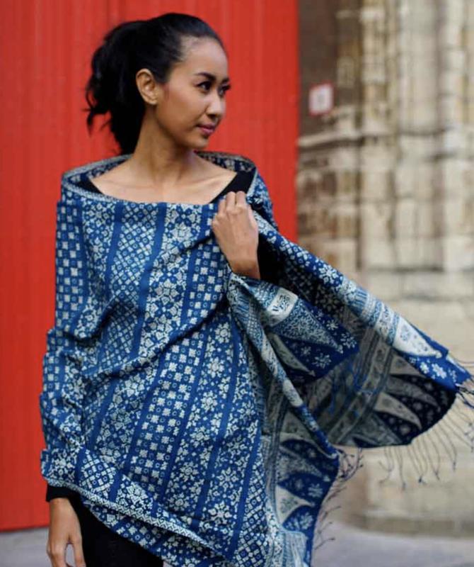 Batik sutra bisa diwarnai dengan Indigofera tinctoria. Warna biru dan ketahanan lunturnya baik terhadap pencucian dan sinar.