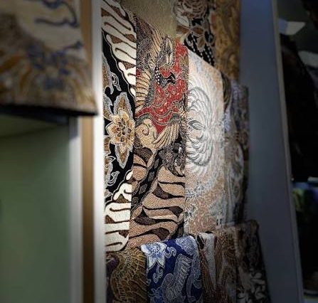 Mengenal Batik Tulis Ismoyo Sragen, proses produksi, produk, pemasaran, serta perannya dalam pelestarian budaya dan ekonomi warga.