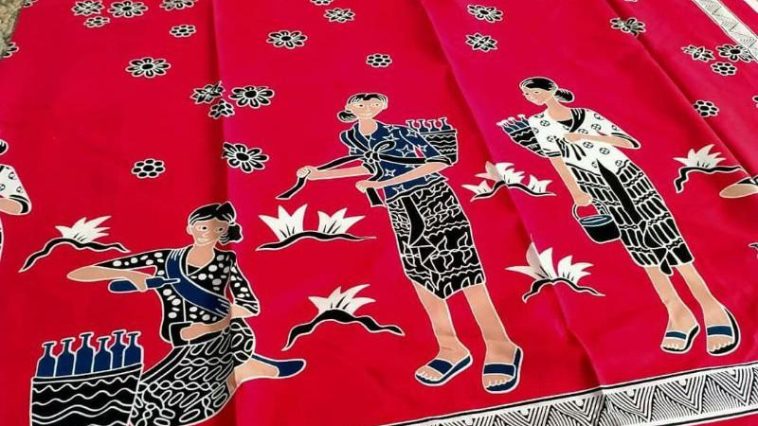 Batik Sukoharjo mengembangkan identitas lokal lewat motif jamu gendhong menampilkan mbok jamu, rinjing, gendhul, rempah, dan isen-isen khas.