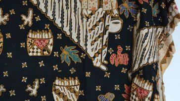 Batik Jamu Gendong menjadi ikon batik Sukoharjo. Motifnya menampilkan mbok jamu, rinjing, gendhul, empon-empon, bunga, dan isen-isen daerah.