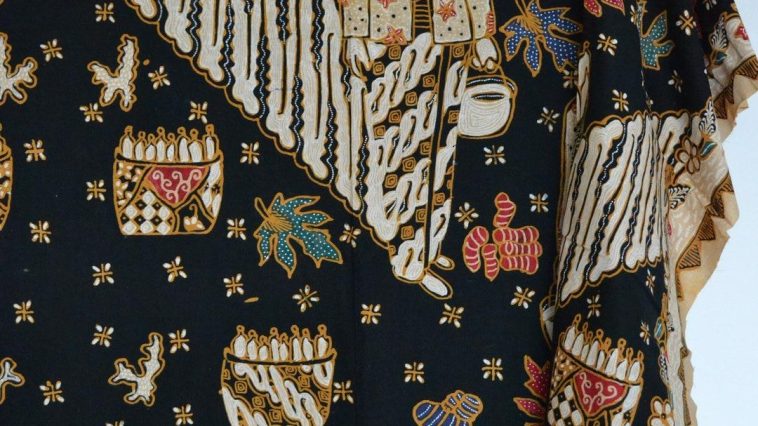 Batik Jamu Gendong menjadi ikon batik Sukoharjo. Motifnya menampilkan mbok jamu, rinjing, gendhul, empon-empon, bunga, dan isen-isen daerah.