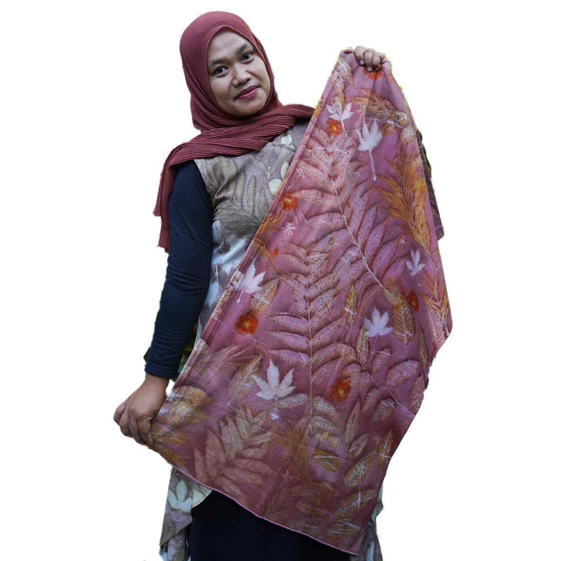 Batik jarak wulung dikembangkan sebagai pewarna alami dan sumber motif selendang dengan teknik batik tulis serta ecoprint yang unik modern.