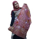 Batik jarak wulung dikembangkan sebagai pewarna alami dan sumber motif selendang dengan teknik batik tulis serta ecoprint yang unik modern.
