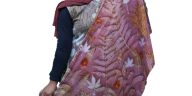 Batik jarak wulung dikembangkan sebagai pewarna alami dan sumber motif selendang dengan teknik batik tulis serta ecoprint yang unik modern.