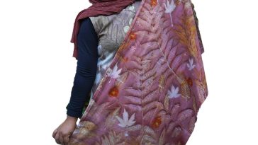 Batik jarak wulung dikembangkan sebagai pewarna alami dan sumber motif selendang dengan teknik batik tulis serta ecoprint yang unik modern.