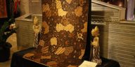 Batik Jogja dan Batik Solo memiliki perbedaan warna dan ukuran motif, tetapi keduanya menjadi media komunikasi untuk melestarikan budaya.
