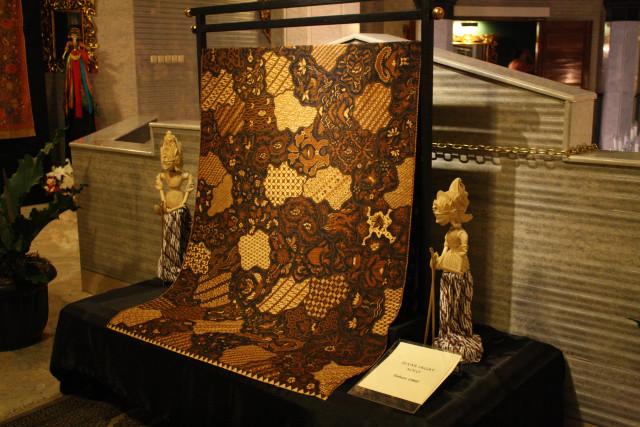Batik Jogja dan Batik Solo memiliki perbedaan warna dan ukuran motif, tetapi keduanya menjadi media komunikasi untuk melestarikan budaya.