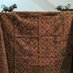 Batik Jogja dan Batik Solo memiliki karakter berbeda pada warna dan ukuran motif, tetapi sama-sama menyampaikan pesan budaya.