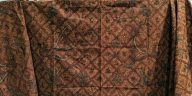 Batik Jogja dan Batik Solo memiliki karakter berbeda pada warna dan ukuran motif, tetapi sama-sama menyampaikan pesan budaya.