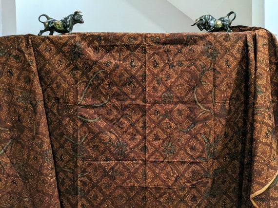 Batik Jogja dan Batik Solo memiliki karakter berbeda pada warna dan ukuran motif, tetapi sama-sama menyampaikan pesan budaya.